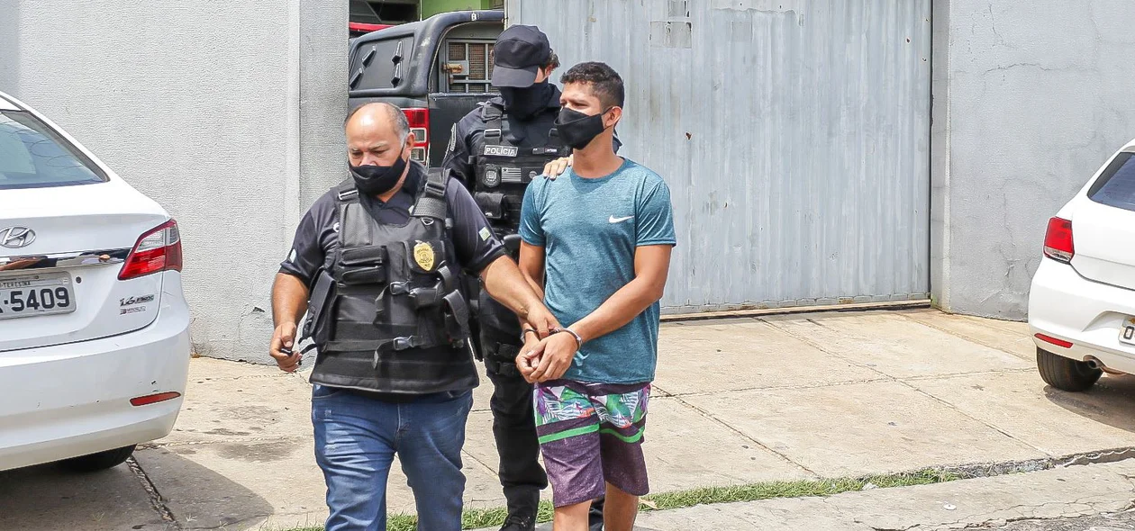 Denis saindo da Central de Flagrantes