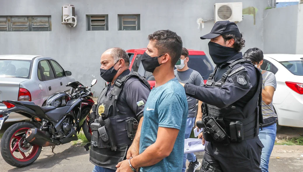 Denis sendo conduzida por policiais