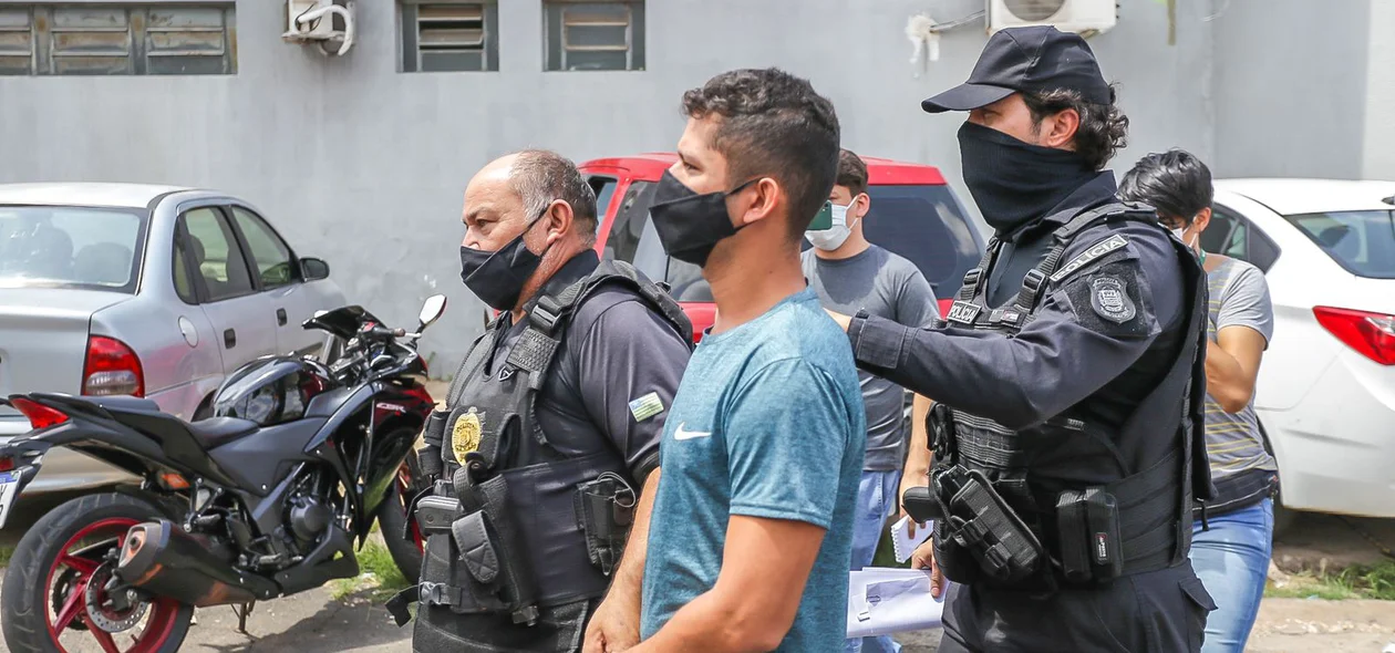 Denis sendo conduzida por policiais