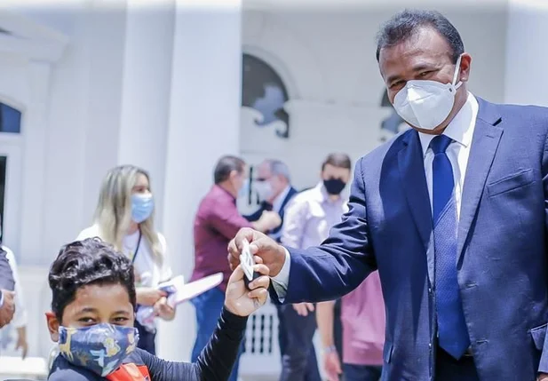 Deputado Fábio Abreu entrega van para transporte de crianças com deficiência