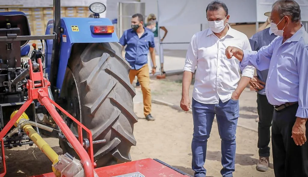 Deputado federal Fábio Abreu entrega trator para produção rural