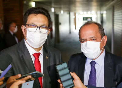 Deputados Zé Santana e Hélio Isaías