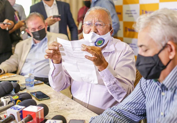 Dr. Pessoa durante coletiva sobre o transporte público de Teresina