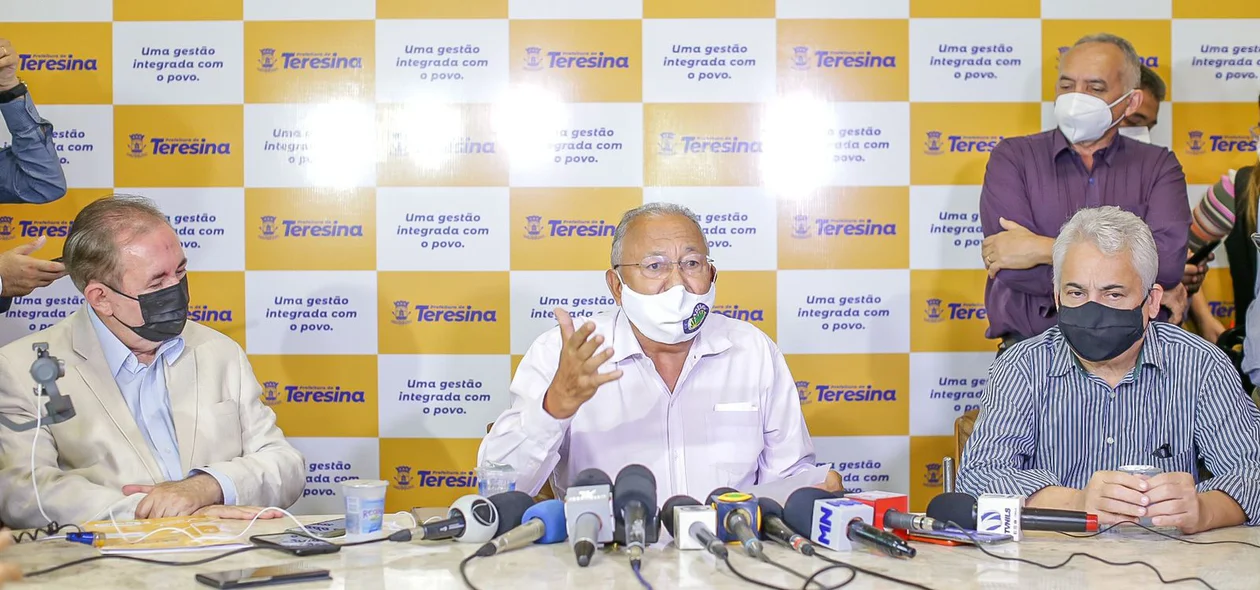 Dr. Pessoa em coletiva de imprensa com Robert Rios e João Henrique