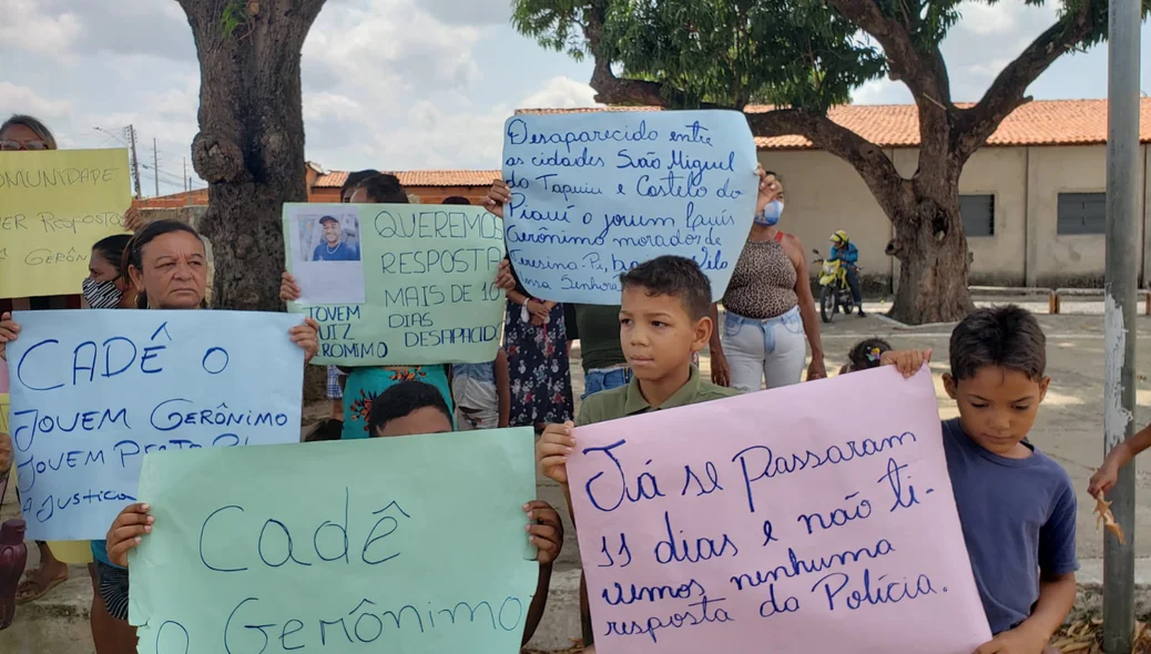 Durante o ato, adultos e crianças seguravam cartazes sobre Luiz