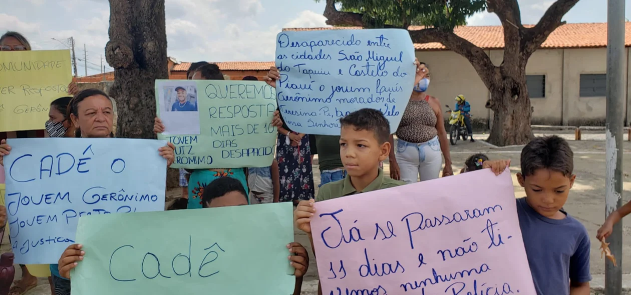 Durante o ato, adultos e crianças seguravam cartazes sobre Luiz
