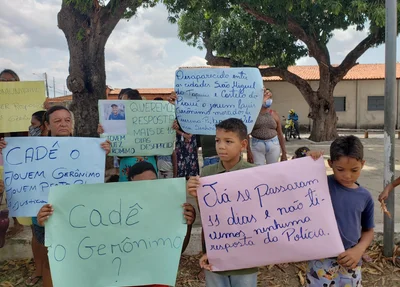 Durante o ato, adultos e crianças seguravam cartazes sobre Luiz