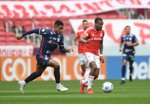 Edenílson marca o gol da vitória do Inter contra o Fortaleza