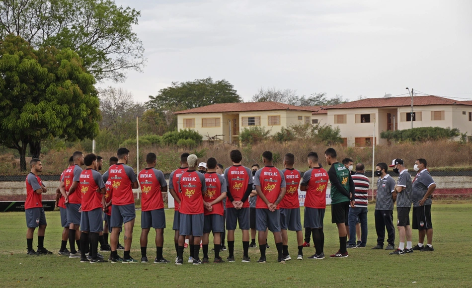 Elenco do Galo faz atividade de campo