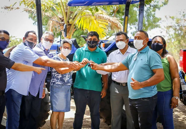 Entrega de trator pelo deputado Fábio Abreu aos agricultores