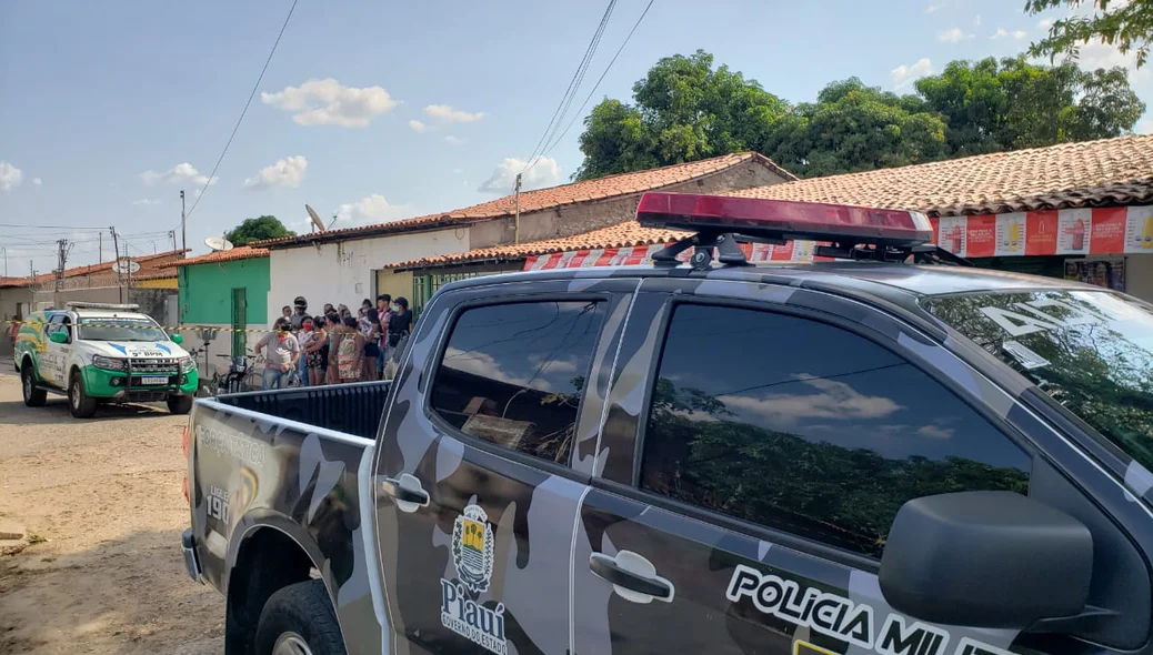 Equipes da Força Tática e policiamento convencional presentes no local