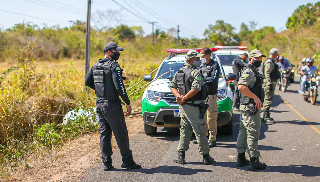 Equipes da Polícia Militar e da Polícia Civil