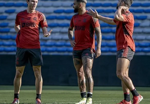 Filipe Luis, Gabriel e Diego durante treino do Flamengo