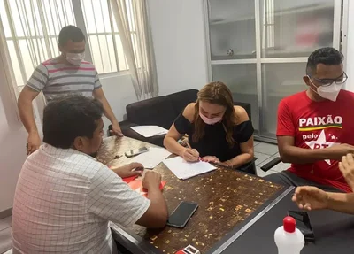 Flora Izabel assinando desfiliação