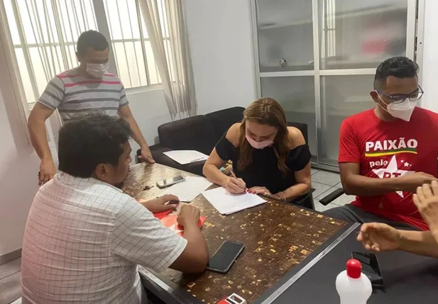 Flora Izabel assinando desfiliação
