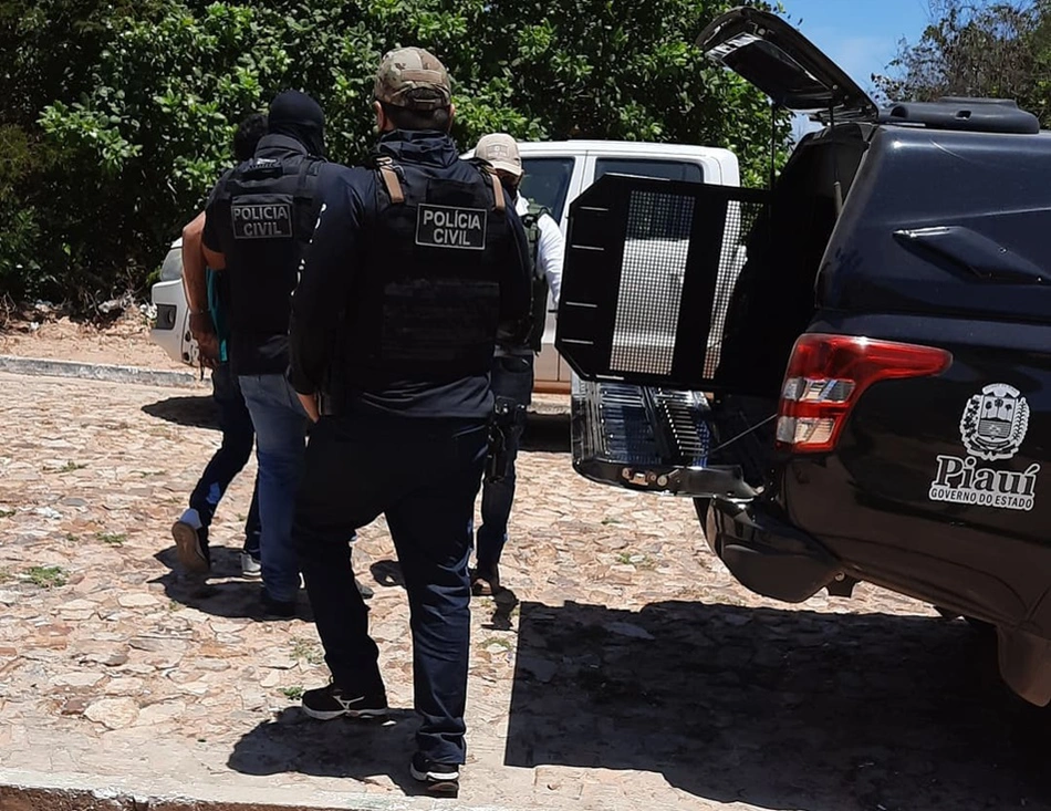 Funcionário da prefeitura sendo conduzido