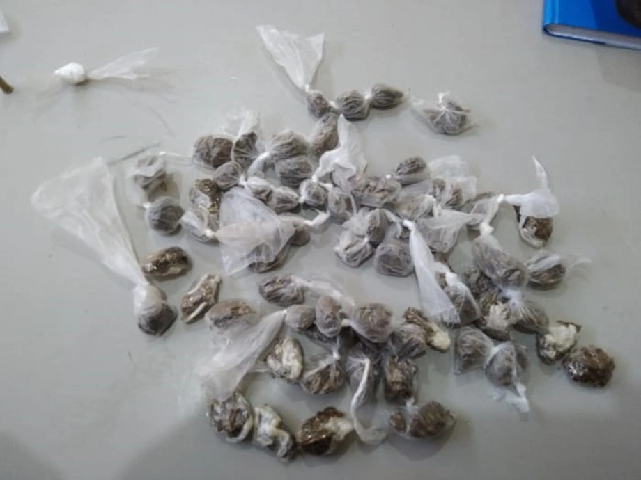 Homem é preso com sacola cheia de drogas no bairro Mafrense