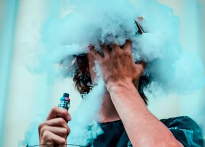 Homem usando vape