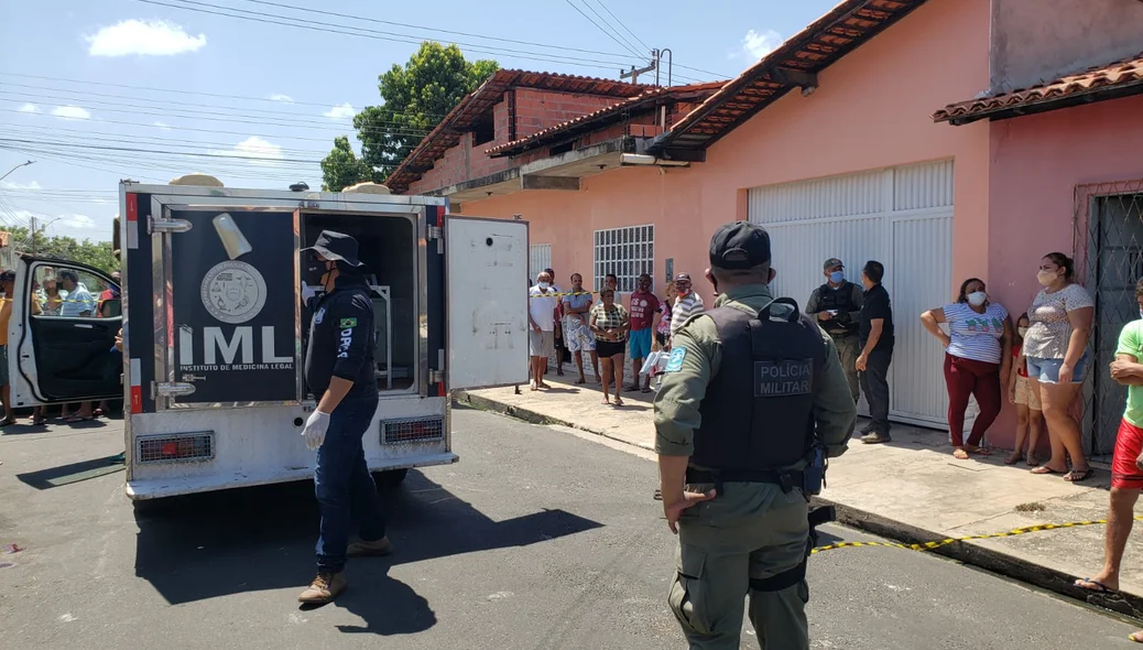 IML e PM no local do crime
