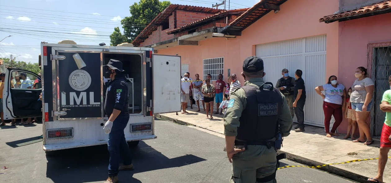 IML e PM no local do crime