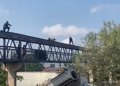 Jovem é resgatado em cima de passarela na zona sul de Teresina