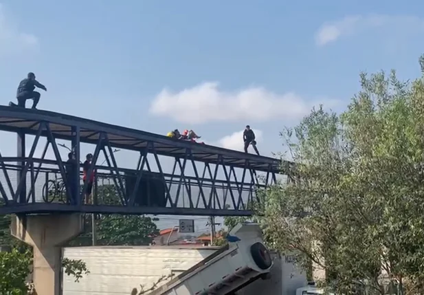Jovem é resgatado em cima de passarela na zona sul de Teresina