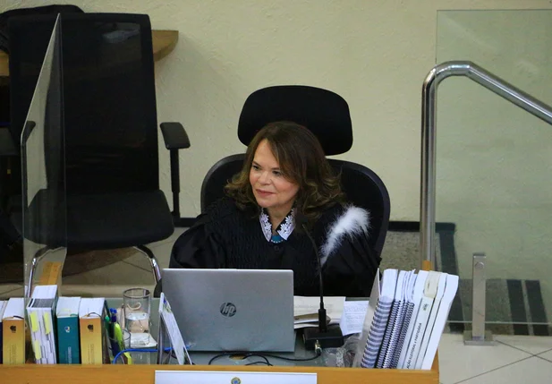 Juíza Lucicleide, empossada no TRE