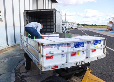 Lote de vacinas desembarcando no aeroporto de Teresina