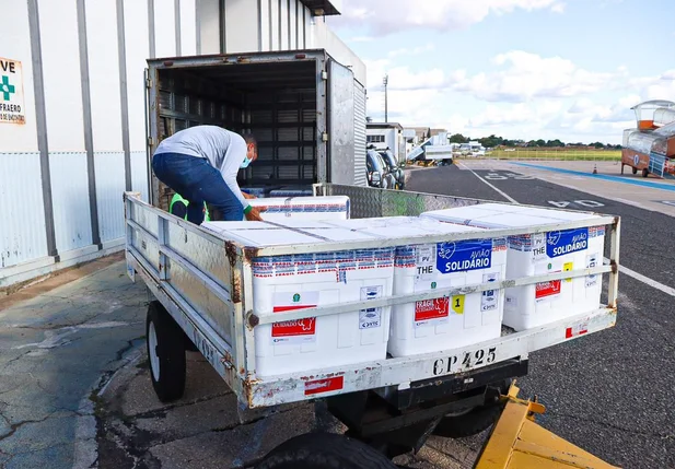 Lote de vacinas desembarcando no aeroporto de Teresina