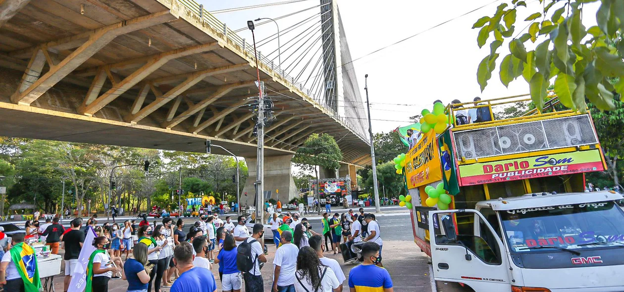 Manifestação contra Bolsonaro na Ponte Estaiada