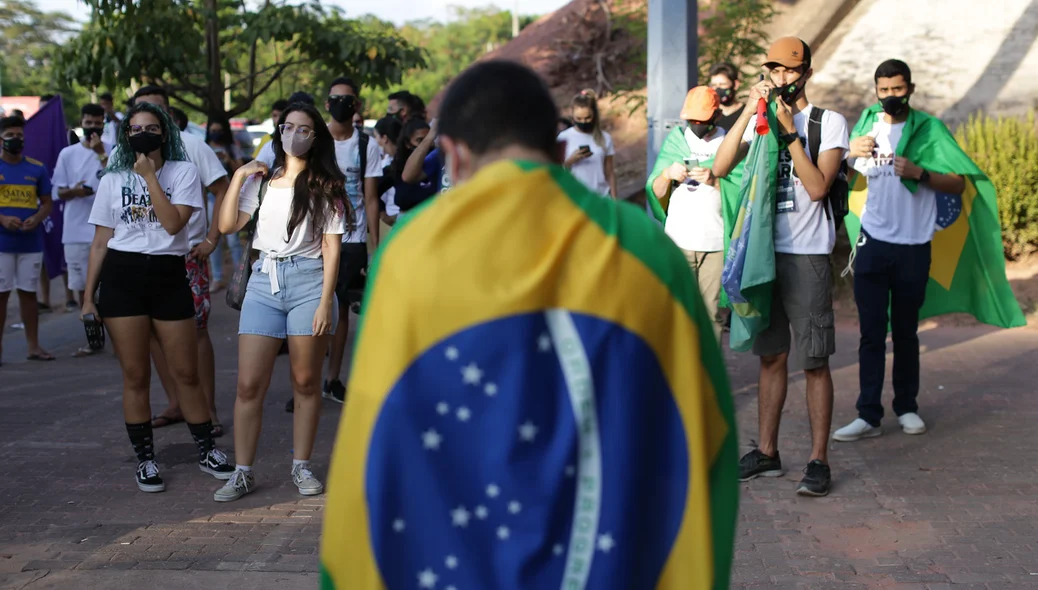 Manifestante com faixa da bandeira do Brasil