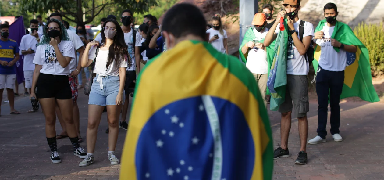 Manifestante com faixa da bandeira do Brasil