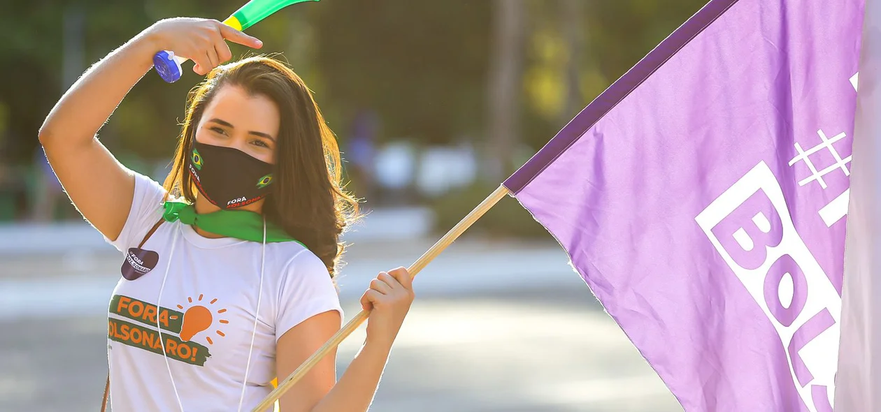 Manifestante segura bandeira