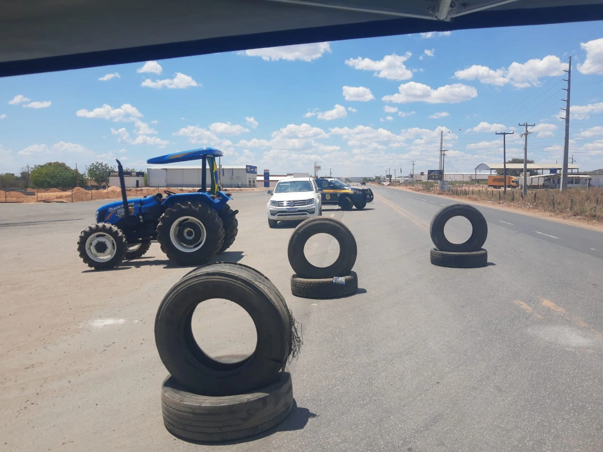 Manifestantes colocaram pneus na rodovia