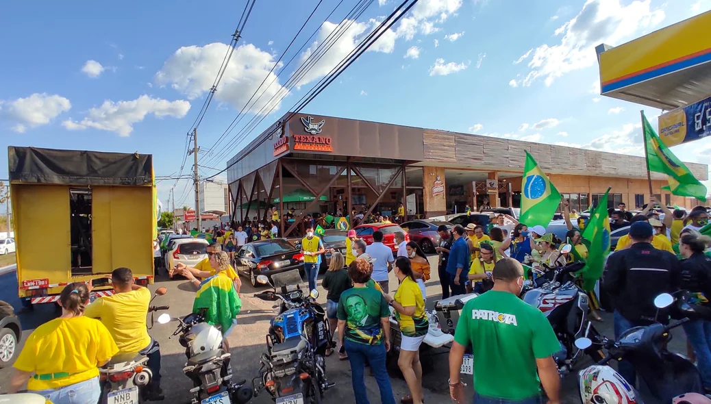 Manifestantes em ponto de concentração na Av. Zequinha Freire