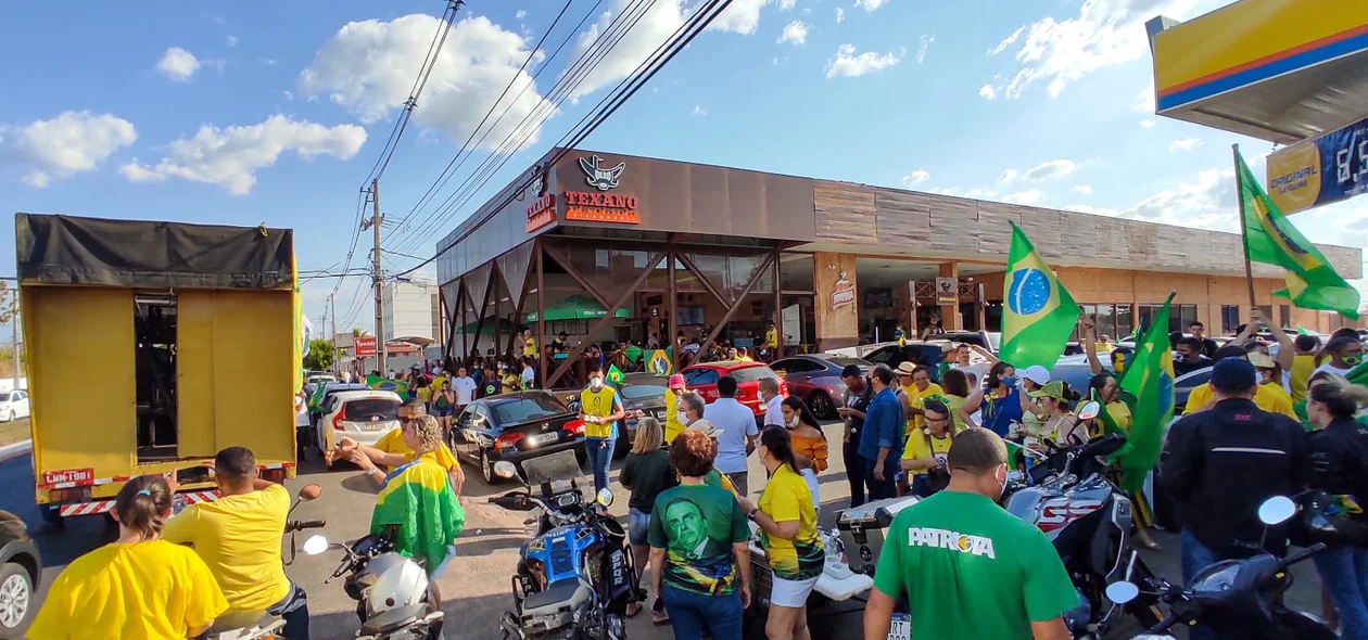 Manifestantes em ponto de concentração na Av. Zequinha Freire