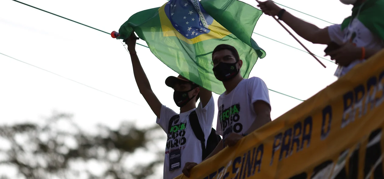 Manifestantes pedem saída de Bolsonaro da presidência