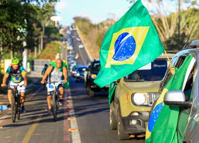 Manifestantes realizam carreata na Av. João XXlll em ato pró-Bolsonaro
