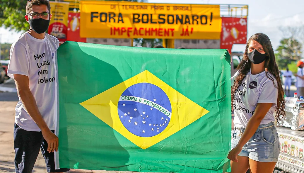Manifestantes seguram bandeira do Brasil