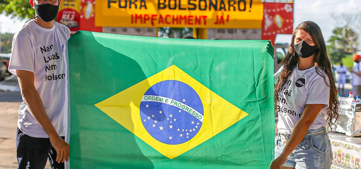 Manifestantes seguram bandeira do Brasil