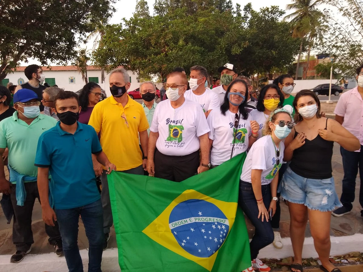 Mão Santa participa de manifestação em Parnaíba