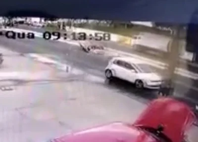 Momento em que o carro capotou