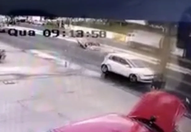 Momento em que o carro capotou