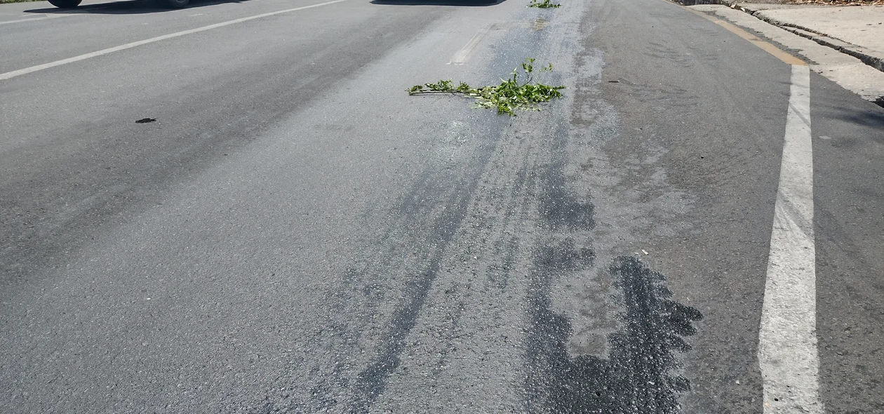 Motocicletas escorregaram no óleo derramado na pista