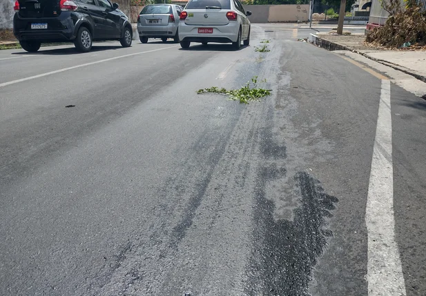 Motocicletas escorregaram no óleo derramado na pista