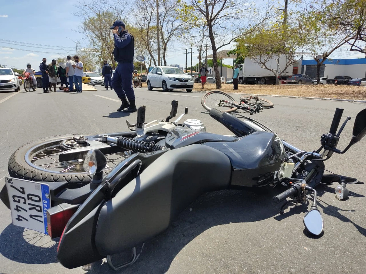 Motociclista também ficou ferido no acidente