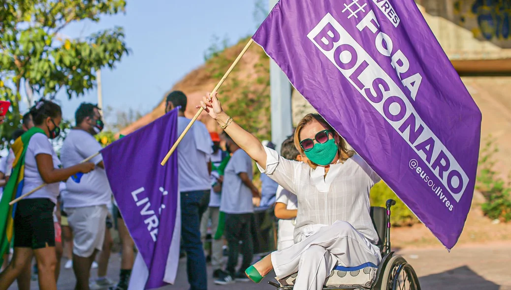 Mulher cadeirante segura faixa na manifestação contra Bolsonaro