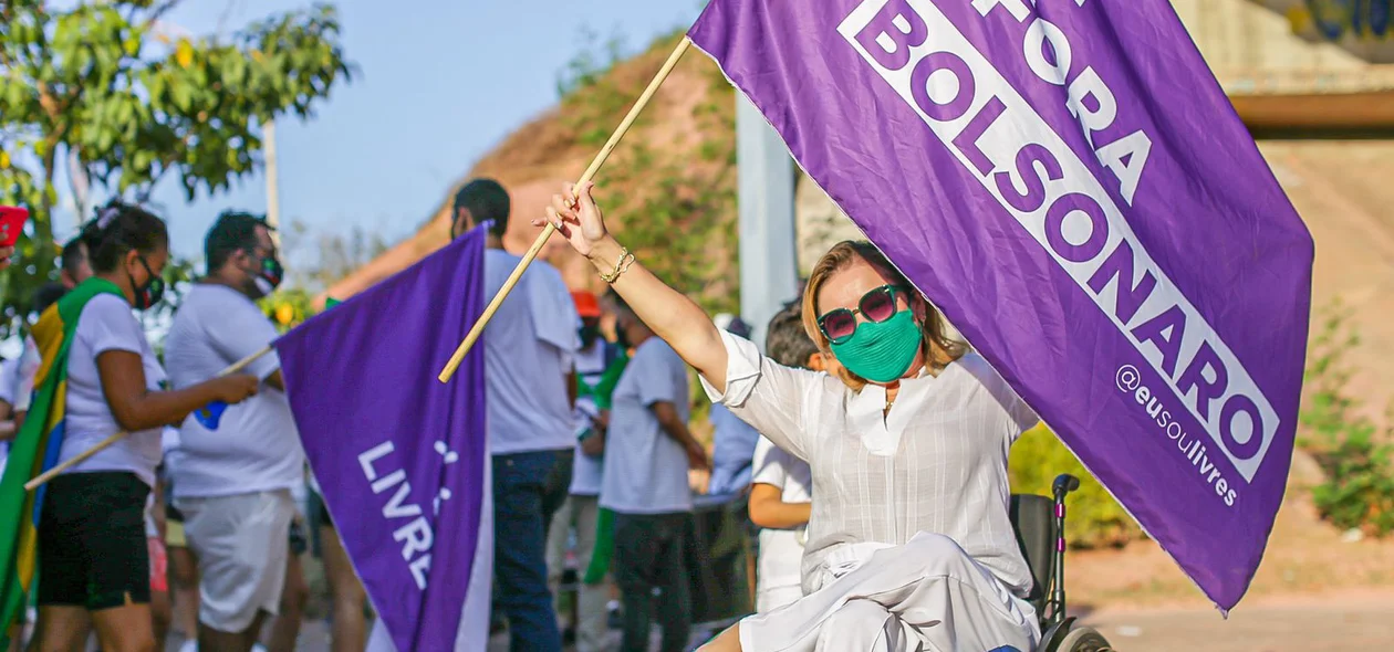 Mulher cadeirante segura faixa na manifestação contra Bolsonaro