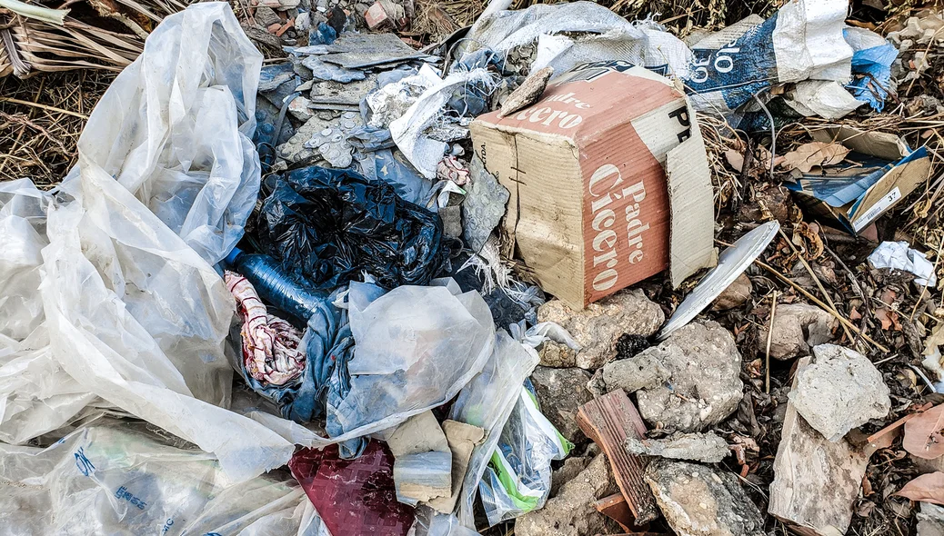 No material descartado encontra-se papeis e plásticos