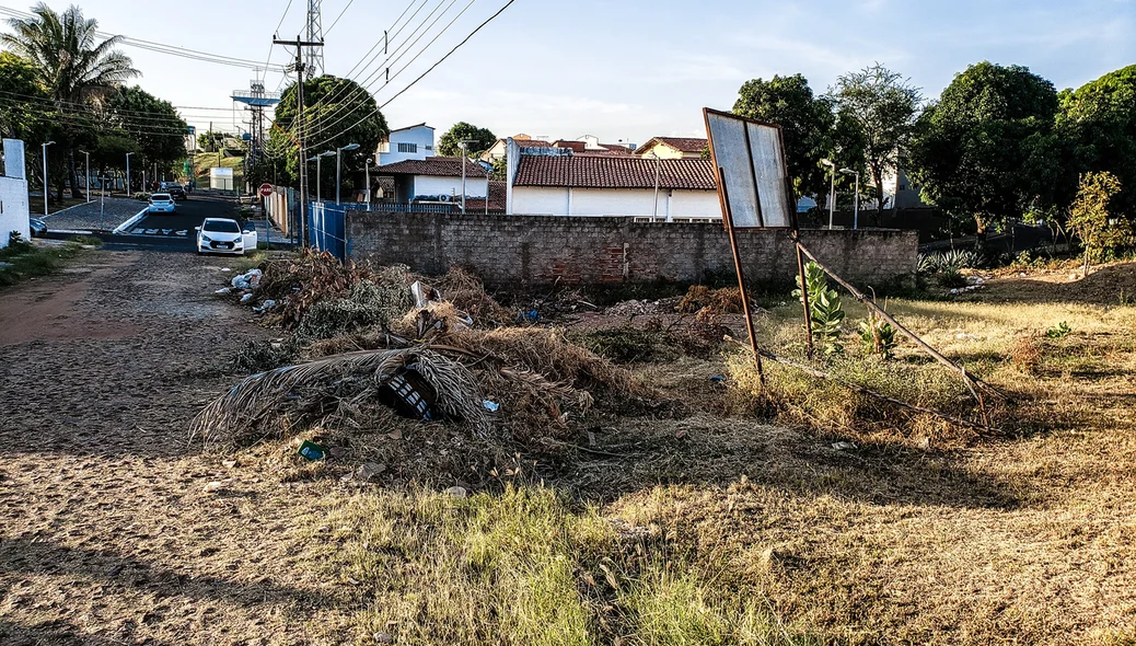 O lixo chega a atrapalhar a rua